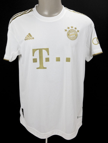 Benjamin Pavard am 26.10.2022 gegen FC Barcelona, München, FC Bayern - Trikot 2022/23