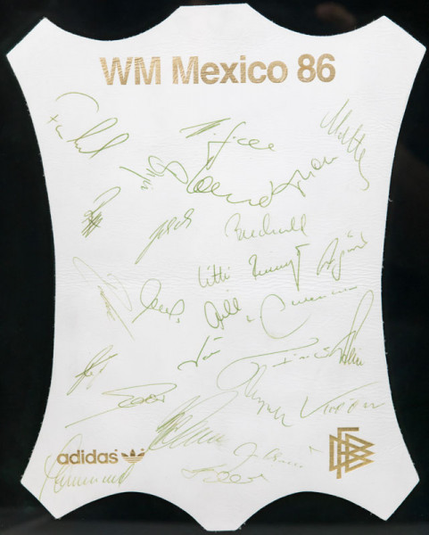 Autogrammleder WM1986: World Cup 1986. Autographed leather from adidas