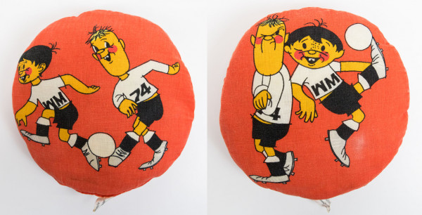 Rundes Kissen in rot mit den Maskottchen Tip und T, Kissen WM 1974